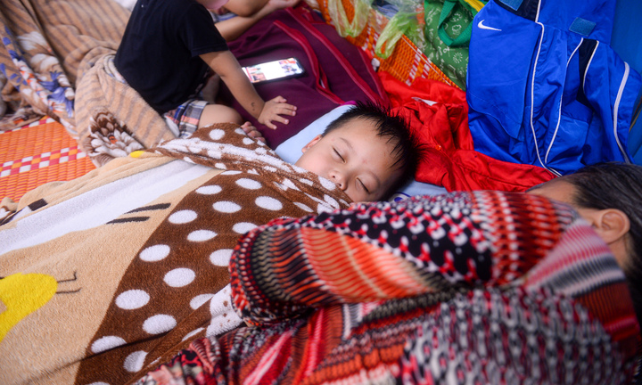 Ảnh: Giấc ngủ tạm của trẻ nhỏ miền biển Thừa Thiên - Huế tại nơi trú bão