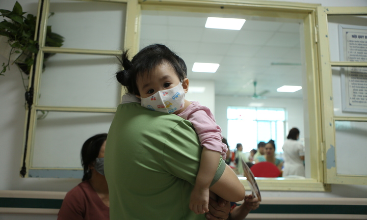 Nhiều bệnh viện ở Hà Nội quá tải bệnh nhi, một bác sĩ chăm 20 trẻ