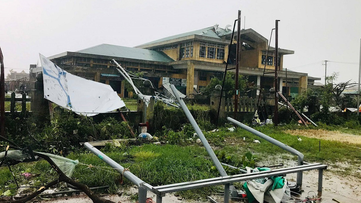 Video: Lốc xoáy giật tung nhiều mái nhà, cây cối ở Quảng Trị