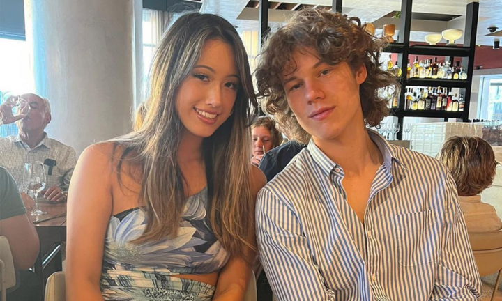 Lục ảnh cũ, cô gái bật khóc khám phá ra mối liên hệ giữa bạn trai và mẹ quá cố