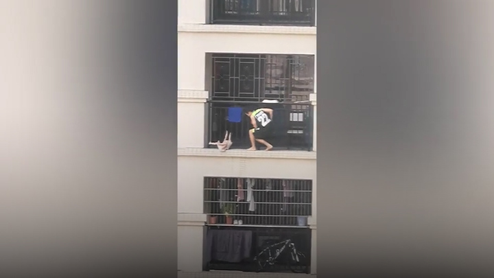 Video: Thót tim màn giải cứu cháu bé treo lơ lửng trên lan can tầng 7