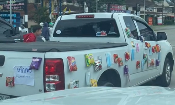 Xe bán tải dán chi chít bánh kẹo chạy khắp phố đính kèm lời kêu gọi đáng yêu