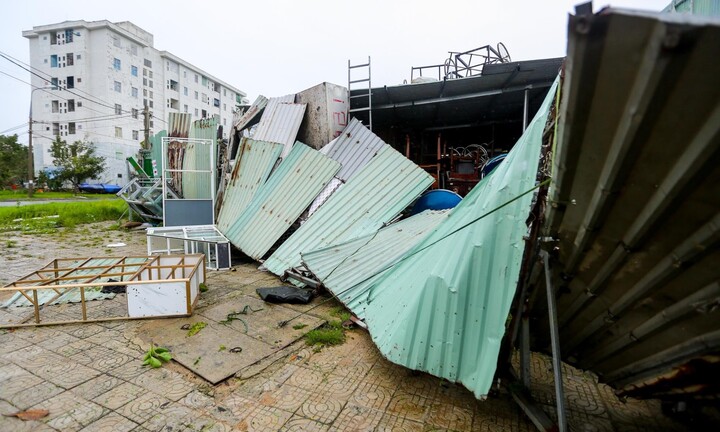 Ảnh: Cây bật gốc la liệt, tôn bay khắp phố Đà Nẵng sau khi bão Noru quét qua