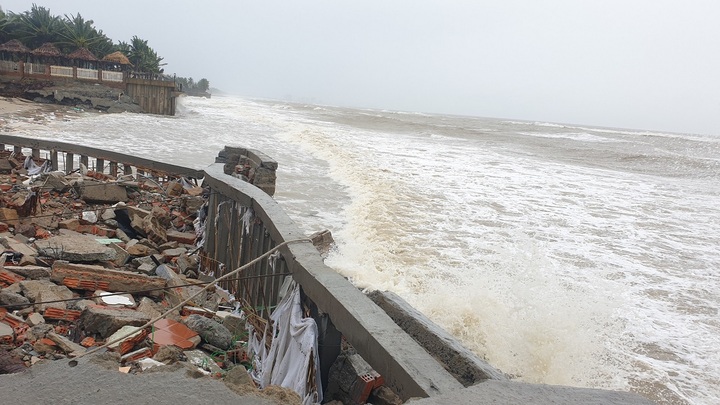 Chủ nhà hàng ven biển Cửa Đại lại 'khóc ròng' vì bão Noru nuốt chửng bờ kè