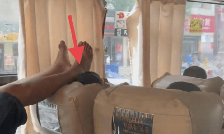 Vị khách vô tư gác chân lên đầu người ghế trước, lời giải thích càng gây bức xúc