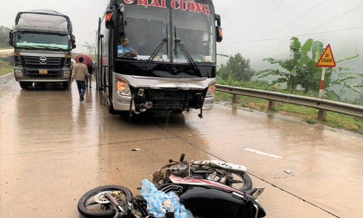 Kon Tum: Xe khách va chạm xe máy, hai vợ chồng thiệt mạng