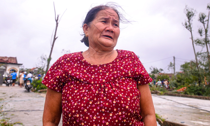 Ảnh: Dân miền biển ở Huế ứa nước mắt nhìn nhà cửa, tài sản bị bão Noru tàn phá