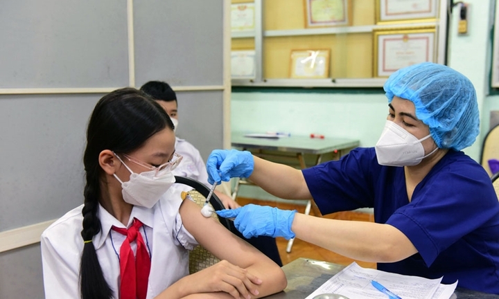 Lo lắng về tác dụng phụ, nhiều phụ huynh ngần ngại cho con tiêm vaccine COVID-19