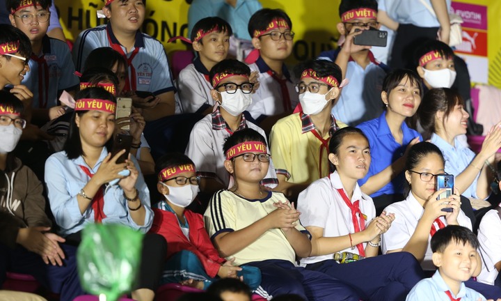 Khán giả TP.HCM đội mưa cổ vũ Công Vinh, Văn Quyến đấu Huyền thoại Dortmund