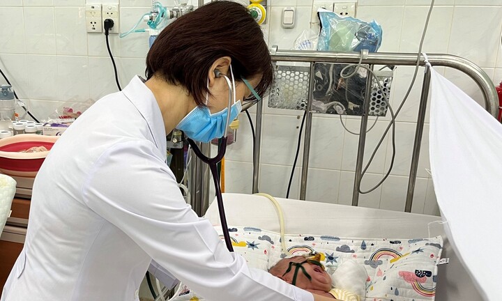 TP.HCM: Trẻ ồ ạt nhập viện vì bệnh đường hô hấp