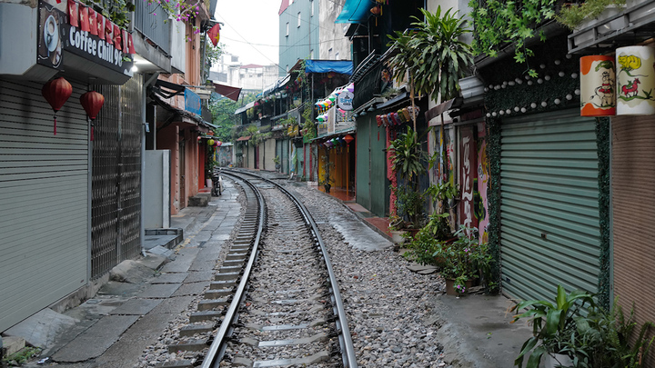 Video: 'Phố cà phê đường tàu' ở Hà Nội sau 2 tuần đóng cửa