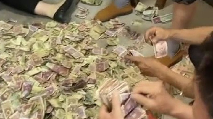 Video: Cụ bà qua đời để lại cả tủ tiền, con cháu 'đếm mệt nghỉ'