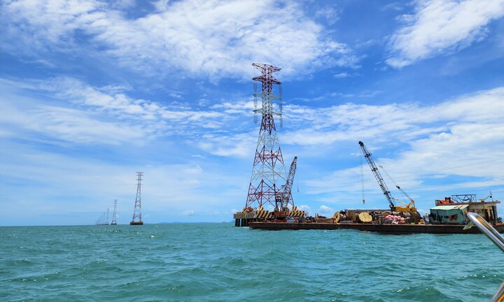 Sắp hoàn thành công trình đường dây điện 220kV vượt biển dài nhất Đông Nam Á