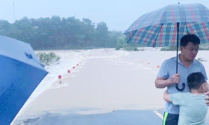 Nước lũ dâng cao, gần 35.000 học sinh Hà Tĩnh nghỉ học