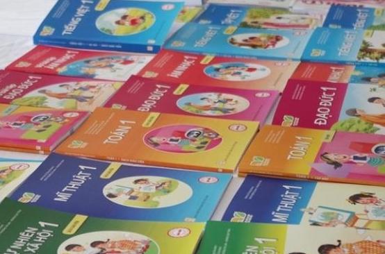 Bộ GD&ĐT: Sẽ tinh giản tối đa kênh chữ và hình để giảm giá SGK