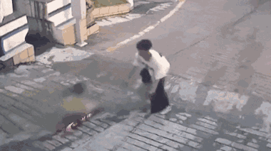 Video: Cậu bé trượt ván như tên bắn, thiếu niên lấy thân mình ngăn chặn 