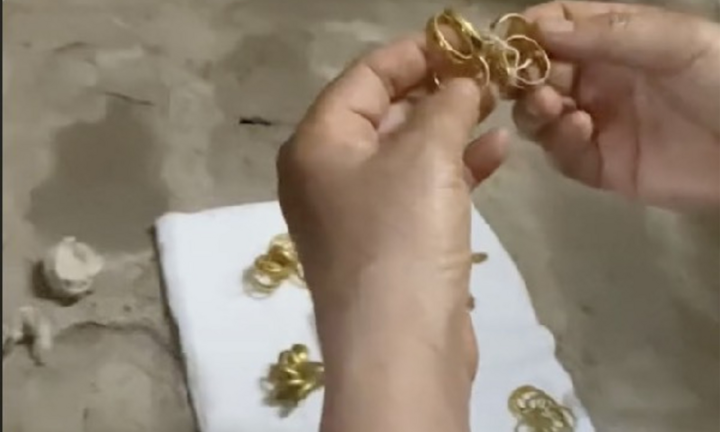 Đào góc nhà theo lời cụ ông, con cháu tìm thấy cả một gia tài 7 cây vàng