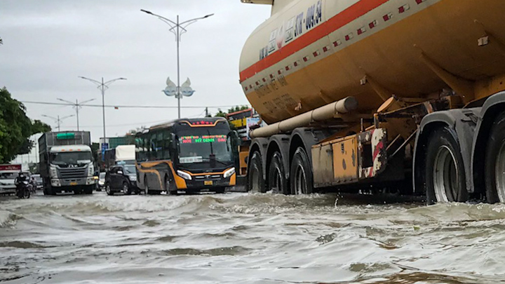 Video: Hàng trăm ô tô nối đuôi nhau qua đường ngập trên quốc lộ 1A