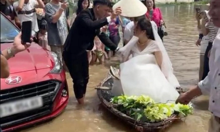 Chú rể ở Nghệ An dùng thuyền rước dâu vào hôn trường