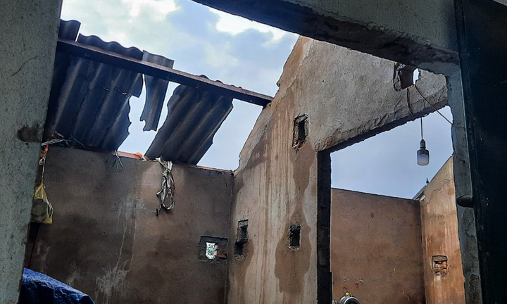 Ảnh: Lốc xoáy trong đêm cuốn bay nhiều mái nhà dân ở Hà Tĩnh