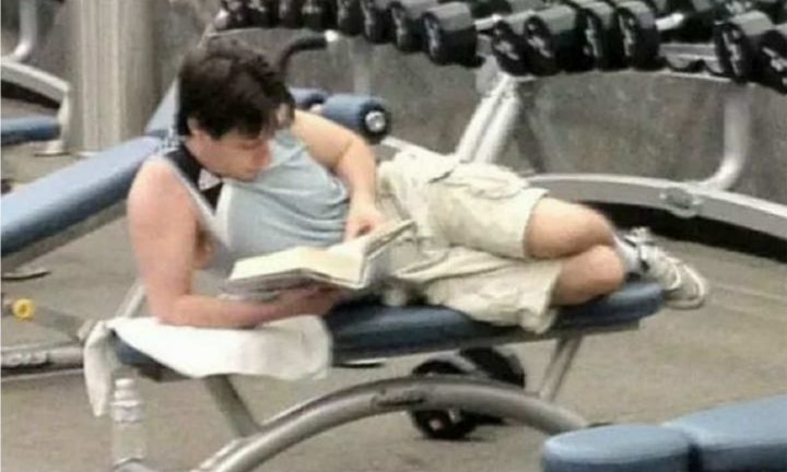Khoảnh khắc khó đỡ bắt gặp trong phòng gym khiến dân tình ngỡ đi nhầm chỗ