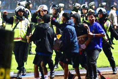 Cảnh hỗn loạn ở sân bóng Indonesia khiến 127 người thiệt mạng