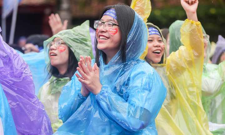 Ảnh: Học sinh Hà Nội đội mưa cổ vũ các nhà leo núi ở Chung kết Olympia 2022