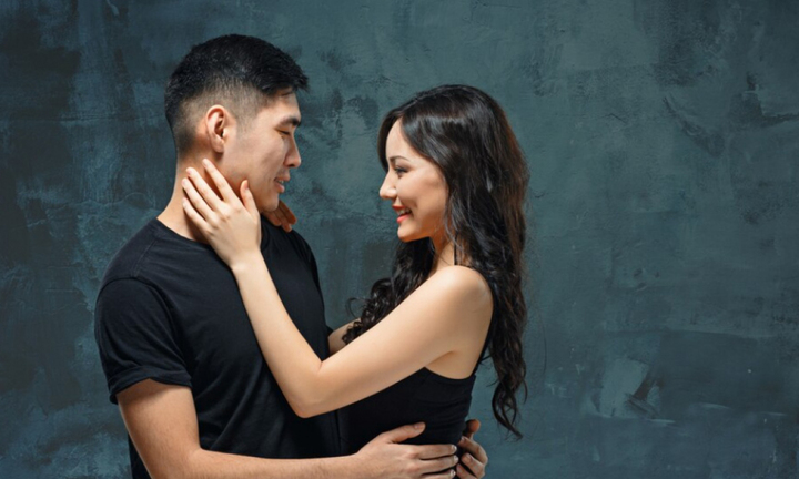 Phụ nữ chủ động đúng lúc, nam giới mê đắm cả đời