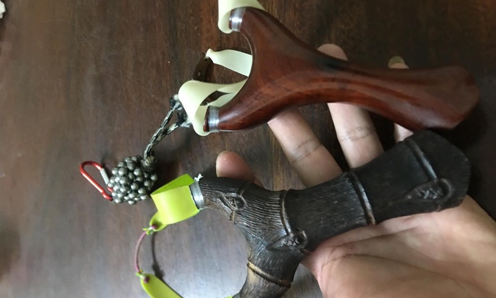 Mâu thuẫn từ việc đổ rác, hai người đàn ông cầm súng cao su bắn nhau