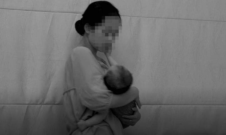 Mẹ trầm cảm sau sinh do con quấy khóc đêm: Làm sao để cải thiện?