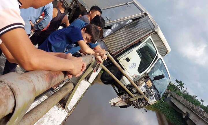 Xe tải vắt vẻo trên thành cầu sau tai nạn liên hoàn