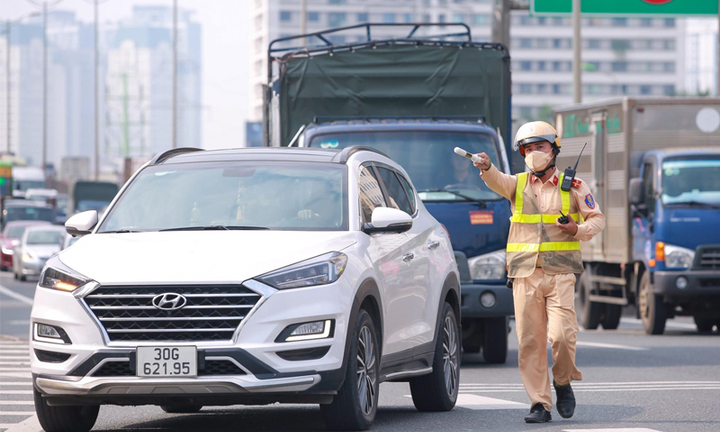 CSGT Hà Nội xử phạt gần 50 trường hợp dừng đỗ, đi sai làn trên đường Vành đai 3