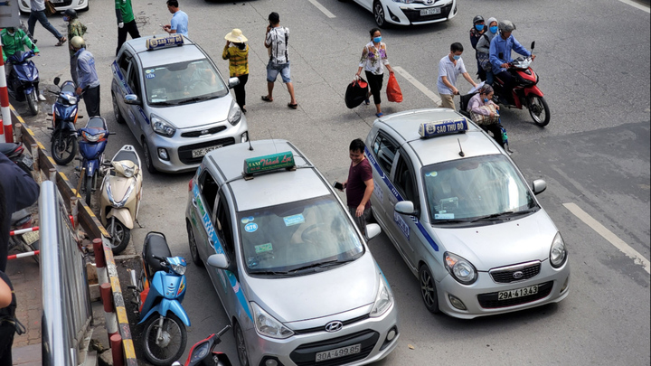 Xe taxi 'dàn trận', gây náo loạn trước cổng Bệnh viện Bạch Mai