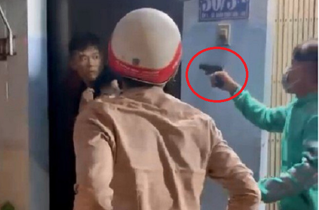 Thanh niên nghi cầm súng xông vào quán bánh canh đe dọa người dân ở TP.HCM