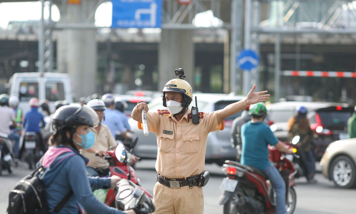 TP.HCM tạm cấm toàn bộ xe đi bên dưới cầu vượt Nguyễn Hữu Cảnh 