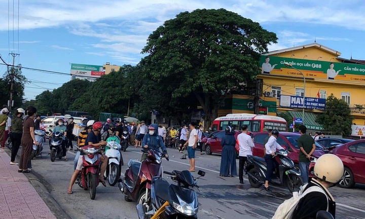 Nghệ An: Xe 'điên' tông trọng thương 3 người đi xe đạp, đâm 2 ô tô dừng đèn đỏ