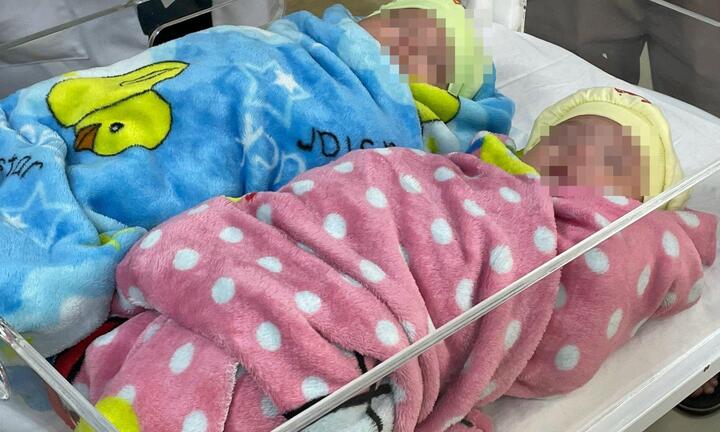 Kỳ tích nuôi sống cặp song sinh nặng 500g 