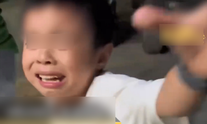 Cậu bé nức nở đập vỡ điện thoại hàng chục triệu bố mới mua 2 ngày gây xôn xao