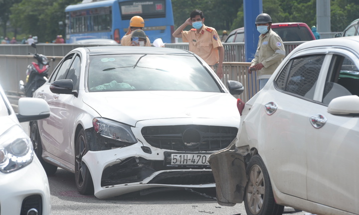 TP.HCM: 5 ô tô tông nhau liên hoàn, cầu Sài Gòn ùn tắc kéo dài hơn 2km