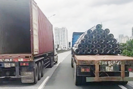 2 xe container dàn hàng ngang ở Vành đai 3: Có thể truy cứu trách nhiệm hình sự