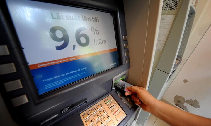 Lãi suất vay qua đêm vượt 8,4%/năm