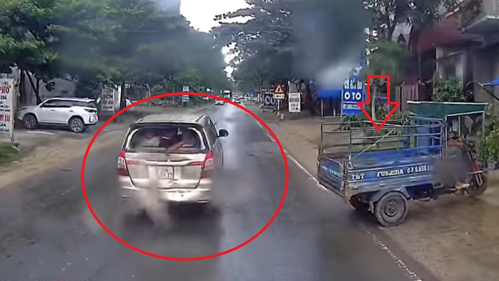 Tránh xe 3 bánh lùi bất cẩn, 2 ô tô gặp nạn 