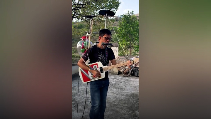 Người đàn ông chơi một lúc 7 nhạc cụ