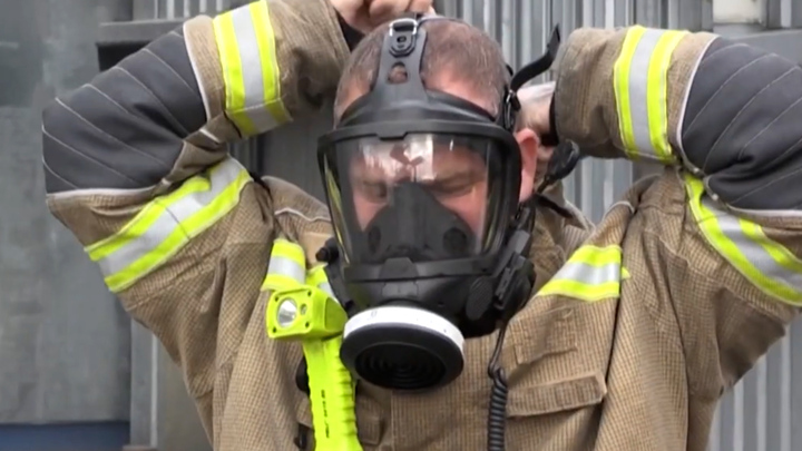 Mũ bảo hiểm giúp lính cứu hỏa nhìn xuyên khói ở Scotland