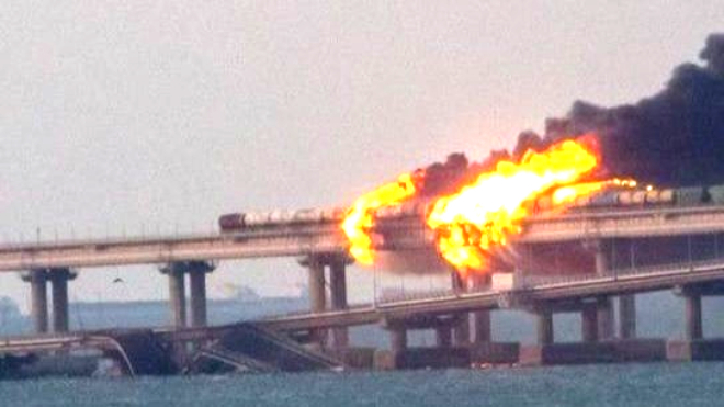 Cháy lớn trên cầu Crimea