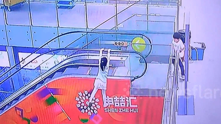 Người đàn ông giải cứu bé gái mắc kẹt trên thang cuốn ở Trung Quốc