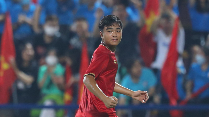 Video: Công Phương lập siêu phẩm sút phạt, U17 Việt Nam đè bẹp U17 Thái Lan