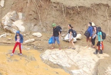 Thầy cô gùi lương thực, men đường rừng, vực sâu hun hút đến trường sau lũ quét