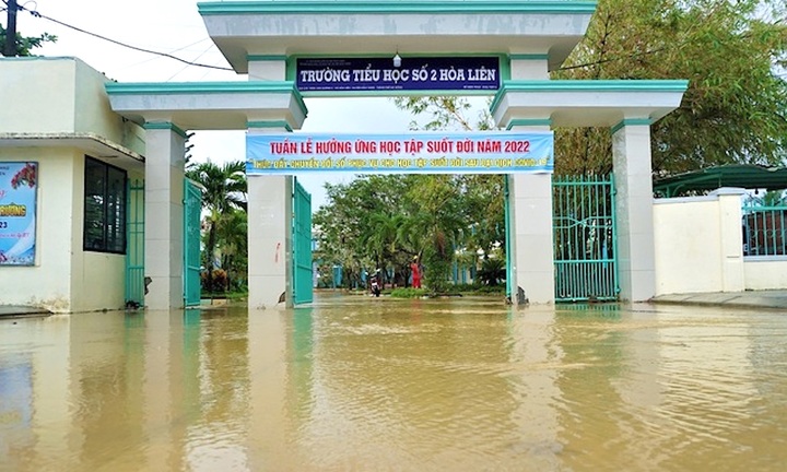 Ba địa phương cho học sinh tạm nghỉ do triều cường, ngập lụt