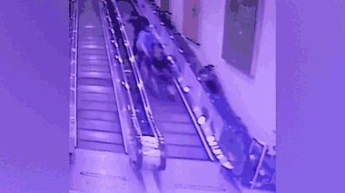 Người đàn ông cứu cụ bà ngồi xe lăn lao xuống từ thang cuốn